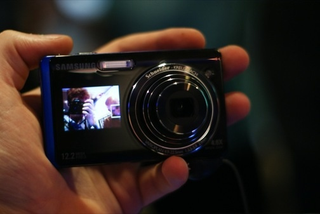 Illustration for article titled Hands On With Samsung's Dual-Display Cameras